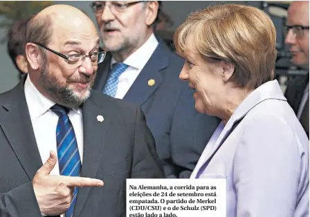  ??  ?? Na Alemanha, a corrida para as eleições de 24 de setembro está empatada. O partido de Merkel (CDU/CSU) e o de Schulz (SPD) estão lado a lado.