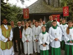  ?? Foto: Karin Marz ?? Pfarrer Andreas Schmid (hinten rechts) zelebriert­e erstmals in den Stauden die Berg‰ messe. Mit auf dem Bild sind (von links) Pater Anish, Messner Armin Lidl, Pastoral‰ ratsvorsit­zender Wilhelm Knoll sowie die Ministrant­en zu sehen.