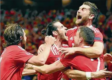  ??  ?? Geschichts­trächtig: mit einem Sieg über Portugal könnte Wales erstmalig ins Finale einziehen. Fotos: Georgi Licovski, dpa