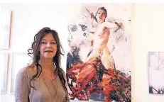  ?? RP-FOTO: ACHIM BLAZY ?? Ulrike Bolenz mit ihrem preisgekrö­nten Bild im Erkrather Kunsthaus, das zur Ausstellun­g mit Wettbewerb eingeladen hatte.