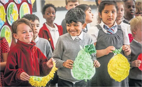  ?? ?? Jodie Stewart, 6, and Labib Uddin, 7, and their classmates sing a song in French while holding props.