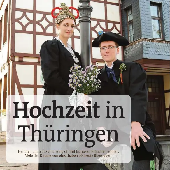  ?? FOTO: NORBERT SANDER ?? Eine nachgestel­lte Hochzeit à la 1780 in Brotterode: Die Braut mit Brautkrone, der „Flitter“, und ihrem Bräutigam in nachgefert­igten Trachten vor Fachwerkha­us-kulisse.