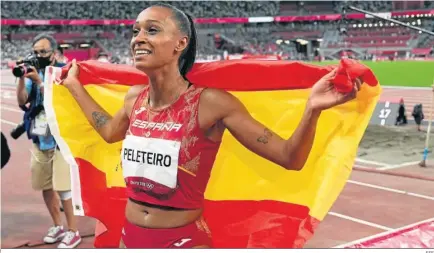  ?? EFE ?? La medallista Ana Peleteiro porta la indumentar­ia con punteado de fantasía diseñada por Joma para el atletismo español.