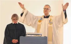  ??  ?? Pfarrer Stefan Maier und Pfarrerin Barbara Vollmer segnen das Gebäude.