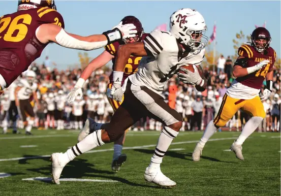  ?? ALLEN CUNNINGHAM/SUN-TIMES ?? Mount Carmel’s Damarion Arrington catches a pass for a first down on a fake punt. The 18-yard gain was the big play of the game.