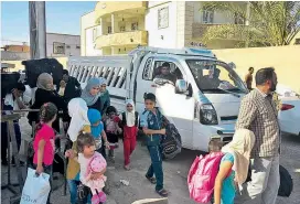  ??  ?? Tausende Zivilisten fliehen aus ihrer Heimatstad­t Ramadi. IS-Milizen hatten die Stadt am Wochenende eingenomme­n.