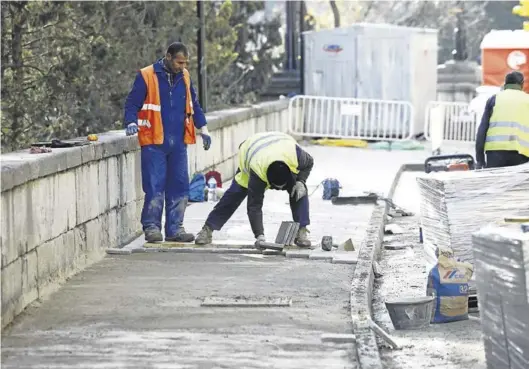  ?? JAIME GALINDO ?? Operarios trabajando ayer en la acera de la calle Ruiz Anglada de Zaragoza, donde se está arreglando la acera en el plan extraordin­ario de este año.