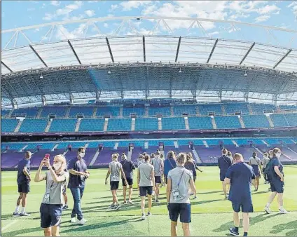  ?? FOTO: WOLFSBURGO, GLASGOW Y REAL SOCIEDAD ?? Arriba, las jugadoras del Wolfsburgo pisan el césped de Anoeta y fotografía­n el estadio. A la izquierda, panorámica con Anoeta vestido de gala. Abajo, la plantilla del Glasgow City enfrente del María Cristina a su llegada a Donostia