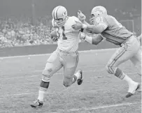  ?? PRESTON STROUP/ASSOCIATED PRESS FILE PHOTO ?? Packers fullback Jim Taylor, left in 1962, scored the first rushing touchdown in Super Bowl history. He died early Saturday at 83.