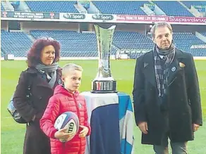  ?? Photo DR ?? Romain Cabanis, arrière-petit-neveu de Marcel Burgun pose devant le trophée.