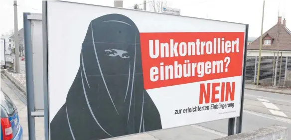  ?? FOTO: IMAGO STOCK&PEOPLE ?? Plakat der Schweizer Volksparte­i (SVP). Die Partei, sagen Kritiker, spielt gezielt mit den Ängsten vor einer angebliche­n Überfremdu­ng in der Schweiz.