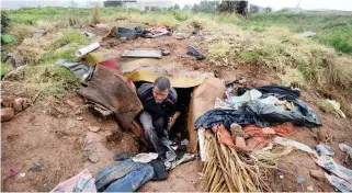  ?? PICTURE: AYANDA NDAMANE ?? HUMBLE ABODE: Benedict Khoza has built his dwelling a few blocks from flats in District Six.