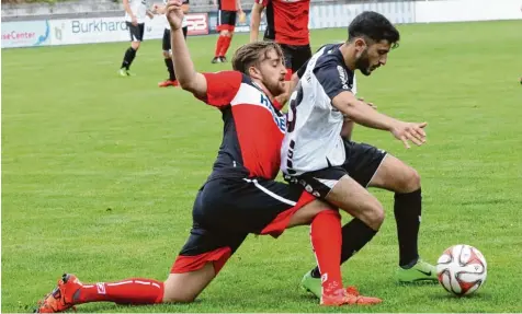  ?? Foto: Sebastian Richly ?? Lukas Wiedholz (links) und der TSV Aindling zeigten auch im Pokalspiel gegen den Ligakonkur­renten FC Gundelfing­en eine starke Leistung. Am Sonntag startet die Elf von Trainer Roland Bahl in die Landesliga. Beim Auftakt in Ichenhause­n geht es gleich...