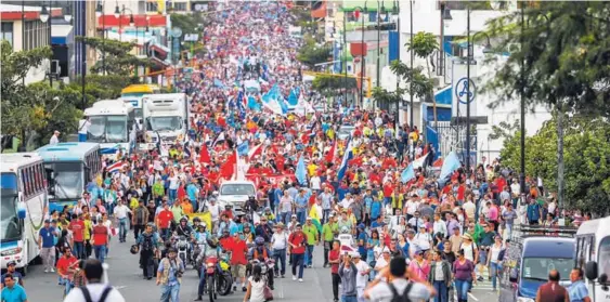  ?? JOSÉ CORDERO ?? El pasado 25 de abril, los gremios afectaron la prestación de varios servicios públicos y marcharon por las calles josefinas en protesta por el plan de Ley de Fortalecim­iento de las Finanzas Públicas, que contempla regulacion­es para el pago de anualidade­s en el sector público.