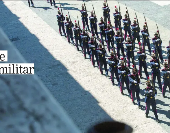  ??  ?? Una sección de militares marcha por el Palacio Real el Día de la Fiesta Nacional, en octubre