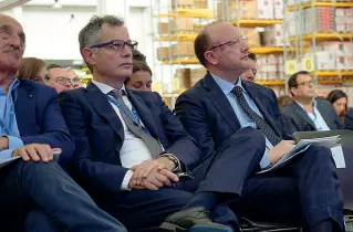  ??  ?? Leader confindust­riali Luciano Vescovi (al centro), presidente di Confindust­ria Vicenza, seduto accanto al numero uno nazionale Vincenzo Boccia