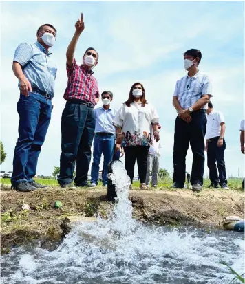  ?? ?? Agricultur­e Secretary William Dar, Assistant Secretary Noel Reyes, Regional Director Crispulo Bautista, Jr. and Mayor Esmeralda G. Pineda lead the inaugurati­on of the P1.2-million solar-powered fertigatio­n system project in Barangay Prado Siongco, Lubao, Pampanga. The project, the first of its kind in Pampanga, is expected to help farmers shave off irrigation costs amid the rising prices of fuel. (Photo courtesy of Albert B. Lacanlale)