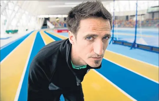  ?? GEMMA MIRALDA ?? Miguel Quesada posa en la pista cubierta de Sabadell, antes de iniciar sus entrenamie­ntos de cara a los Campeonato­s de España