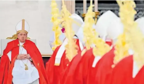  ?? // AFP ?? El Papa Francisco preside la procesión de las palmas, ayer domingo en la plaza de San Pedro, en Roma