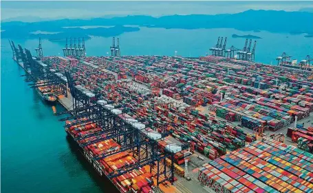  ?? FOTO PROFIMEDIA ?? Kontejnero­vé moře. Jihočínský přístav Jen-tchien je čtvrtým největším přístavem na světě.