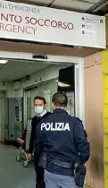  ?? ?? Polizia in un pronto soccorso