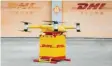  ?? Foto: dpa ?? Diese Drohne der Post-Tochter DHL stellt in China Pakete zu.