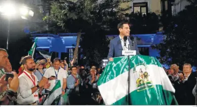  ?? EFE ?? Juanma Moreno con una bandera de Andalucía el día de su victoria electoral.