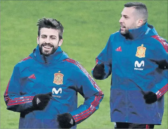  ?? FOTO: JA SIRVENT ?? Piqué volvió ayer a entrenar con el grupo Después de perderse los dos primeros entrenamie­ntos a causa de la gripe, el central ya trabajó con el resto del equipo