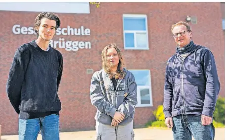  ?? FOTO: BIRGIT SROKA ?? Nik Geraeds und Marla Simon nahmen erfolgreic­h am Landeswett­bewerb „Jugend forscht“teil. Betreut wurden sie in der Projektpha­se durch den Lehrer Christian Croonbroek.