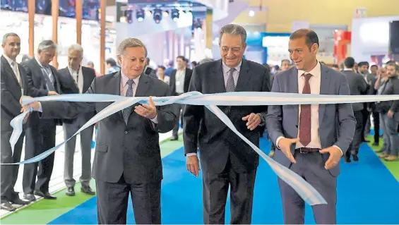  ?? TELAM ?? Corte de cintas. Juan José Aranguren, Ernesto López Anadon y Omar Gutiérrez, ayer al inaugurar en la Rural la exposición Oil and gas.