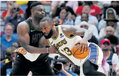  ?? FOTO: HERBERT/AP ?? Lakers-Star LeBron James (rechts) lässt sich in dieser Szene von Zion Williamson von den New Orleans Pelicans nicht stoppen.