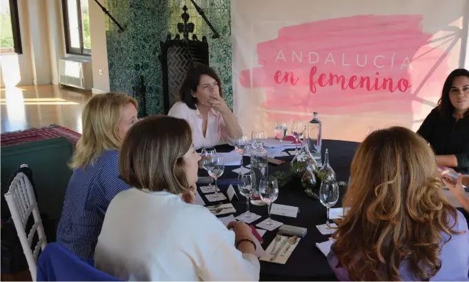  ??  ?? Las participan­tes durante la mesa redonda Mujeres Comunicado­ras