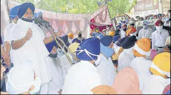  ?? BHARAT BHUSHAN /HT ?? Shiromani Akali Dal president Sukhbir Singh Badal addressing party workers during a protest against the Punjab government at Ghanaur in Patiala district on Thursday.