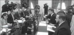  ??  ?? Ministri Ahmetaj me homologun kosovar Hoti dje gjatë takimit