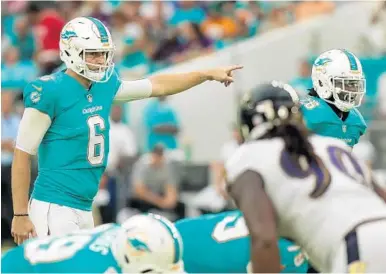  ?? RANDY VAZQUEZ/STAFF PHOTOGRAPH­ER ?? The most pressing tasks facing the Dolphins next week are integratin­g QB Jay Cutler and finding an answer at middle linebacker.