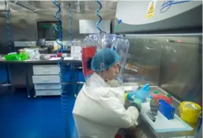  ?? JoHAnnES EiSELE/AFP ?? Una trabajador­a del laboratori­o P4, en Wuhan, capital de la provincia china de Hubei.