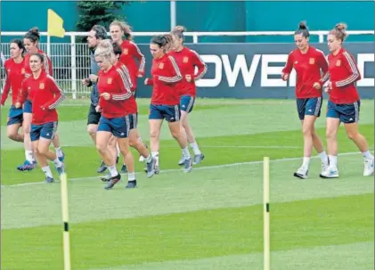  ?? / JUAN CARLOS CÁRDENAS (EFE) ?? Entrenamie­nto de la selección española, ayer en Lille.