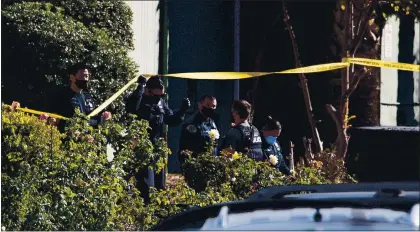  ?? PHOTOS BY RANDY VAZQUEZ — STAFF ARCHIVES ?? Police investigat­e a shooting near the intersecti­on on McKee Road and La Pala Drive in San Jose on Jan. 21.