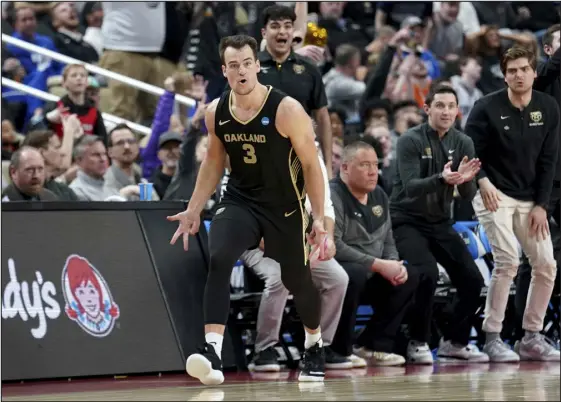  ?? MATT FREED — THE ASSOCIATED PRESS ?? Oakland’s Jack Gohlke (3) reacts after hitting a 3-point shot against Kentucky during the second half on Thursday in Pittsburgh.