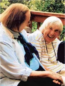  ?? MARY SCHMICH/CHICAGO TRIBUNE ?? Mary Schmich’s mother, Mary Ellen Schmich, right, and Mary Ellen’s best friend, Martha Ginn, in Georgia in 2008.