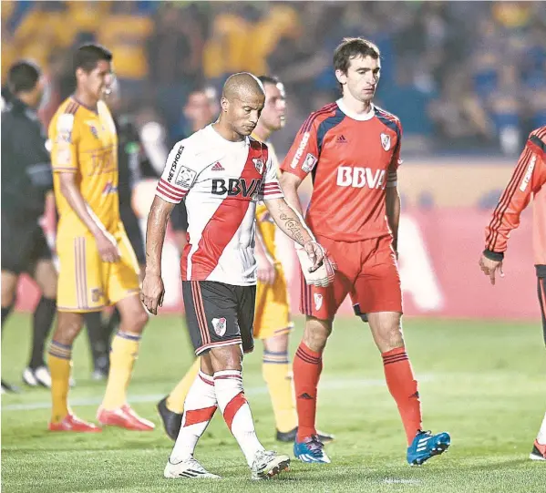  ??  ?? En paz.
Se va River al vestuario con Sánchez, el lesionado Ponzio y Barovero, después del agónico empate ante Tigres en el estadio Universita­rio. El