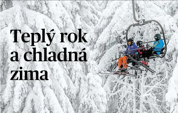 ?? Foto: Martin Veselý, MAFRA ?? První lyžovačka V Říčkách v Orlických horách počasí lyžařům nepřálo. Byla mlha a chumelilo.