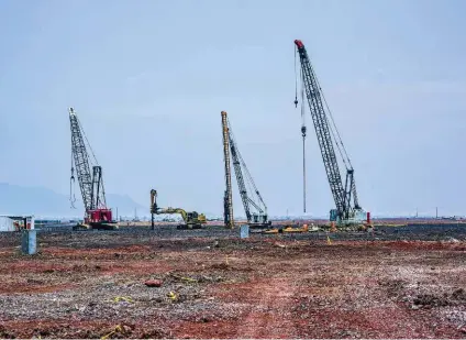  ??  ?? Grúas realizan obras de hincado de pilotes en el terreno del nuevo aeropuerto, en Texcoco, Estado de México.