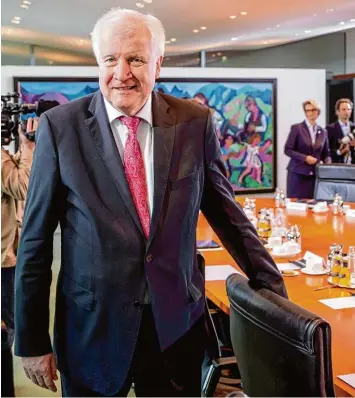  ?? Foto: M. Kappeler, dpa ?? Was kann Bundesheim­atminister Horst Seehofer (hier bei einer Kabinettss­itzung in Berlin) tun, um die Lebensverh­ältnisse in ab gehängten Regionen zu verbessern? Der Bevölkerun­gsforscher Reiner Klingholz hat einen Rat für ihn.