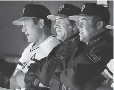  ?? Dave Randolph / The Chronicle 1977 ?? Joe Altobelli, debuting as Giants manager, is between coaches Bobby Winkles and Herm Starrette on Opening Day in 1977.