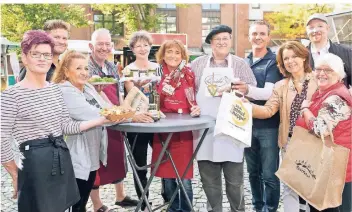  ?? RP-FOTO: GEORG SALZBURG ?? Freitagabe­nd beim Feierabend­markt in Lank-Latum: Die Händler (v.l).Andrea Schneider, Björn Kerssenber­g, Renate Schwarz,Thomas Degen, Dagmar Steinhof, Helga Anger, Juan Saenz, Admir Deljkovic mit Alexandra Schellhorn vom Stadtmarke­ting, Metzger Markus Helbig und Heimatshop­perin Inge Rose.