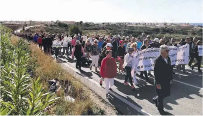  ??  ?? The demonstrat­ion in 2018 took protesters over the bridge on the CV-941