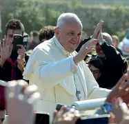  ??  ?? Bergoglio durante la sua ultima visita in Puglia