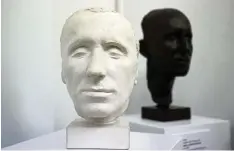  ?? Foto: Richard Mayr ?? Diese Maske hat Paul Hamann 1930 von Bertolt Brecht angefertig­t. Im Hintergrun­d steht der entspreche­nde Bronzeguss.