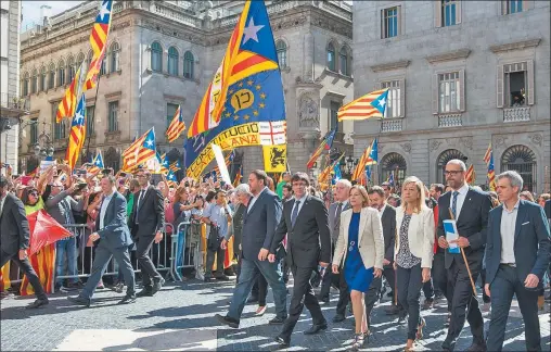  ?? AFP ?? CUPULA. Los líderes de la coalición oficialist­a catalana se manifestar­on ayer en un acto de campaña por el “sí” a la independen­cia.